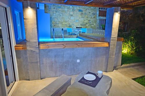 ein Badezimmer mit einer Badewanne, einem Waschbecken und einem WC in der Unterkunft CAVE Luxury House in Kissamos