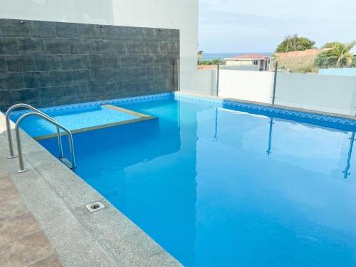 uma piscina com água azul numa casa em A4 Pool&Ocean View Economic&Comfortable 2 Bedrooms Apartment em Manta