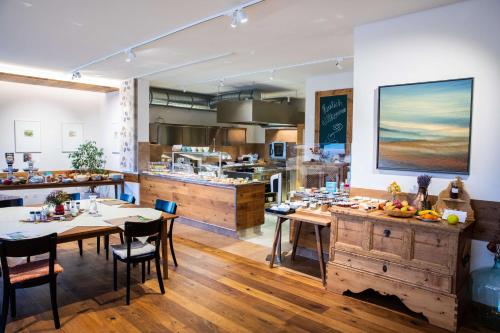 eine Küche mit Holztischen und -stühlen in einem Zimmer in der Unterkunft Längseeleit'n in Sankt Georgen am Längsee