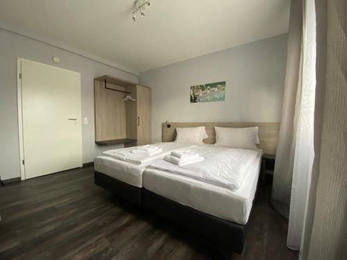 Tempat tidur dalam kamar di Landgasthof-Bikerhotel Arnold