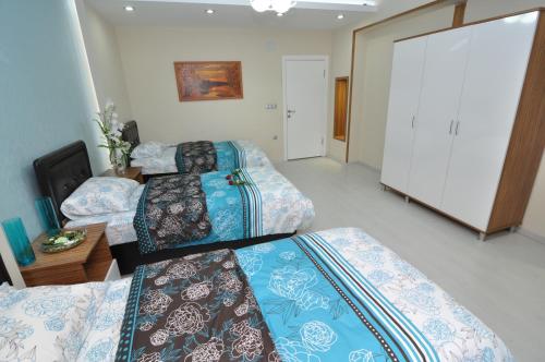 Llit o llits en una habitació de Dekar Apartments
