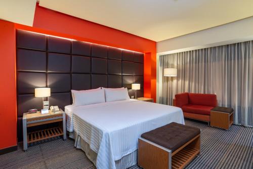 Holiday Inn Mexico City-Plaza Universidad, an IHG Hotel tesisinde bir odada yatak veya yataklar