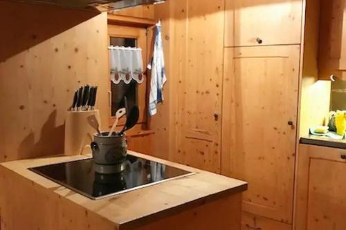 una cucina con piano cottura in una casetta minuscola di Chalet Le Biolley 2 a Orsières