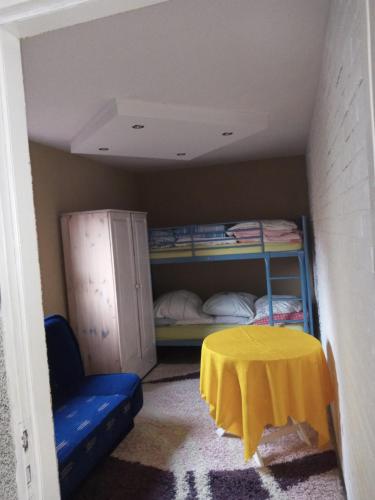 Mały pokój z łóżkiem piętrowym i stołem w obiekcie domek Boszkowianka Mini w Boszkowie