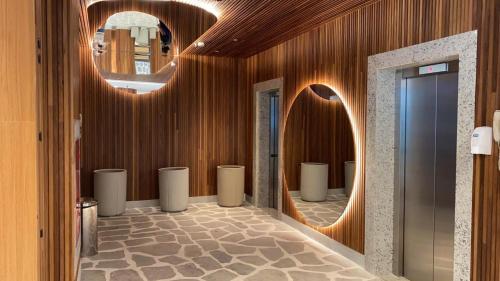 een badkamer met een rij wastafels en spiegels bij Salinas Exclusive Resort in Salinópolis