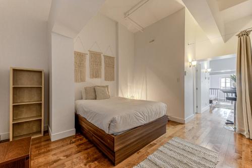 1 dormitorio con 1 cama en una habitación en Les Immeubles Charlevoix - Le 1179, en Quebec