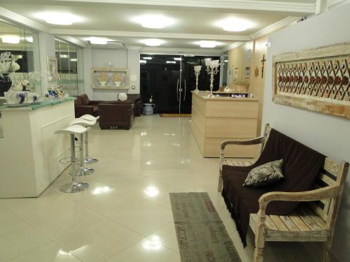 カショエイラ・パウリスタにあるVideiras Palace Hotelのサロン(ソファ、椅子付)が備わる客室です。