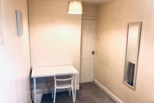 Manchester Lounge 4/BR house Stockport Airport