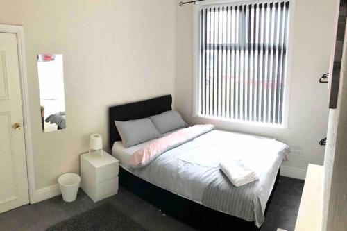 Manchester Lounge 4/BR house Stockport Airport