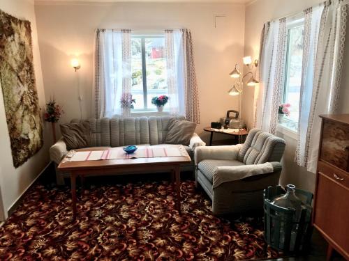 ein Wohnzimmer mit einem Sofa und einem Tisch in der Unterkunft Mortsund Lodge Lofoten in Leknes