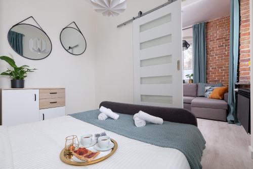 um quarto com uma cama com uma bandeja de comida em Mikroklimatyczny apartament dla 4 osób em Szklarska Poręba