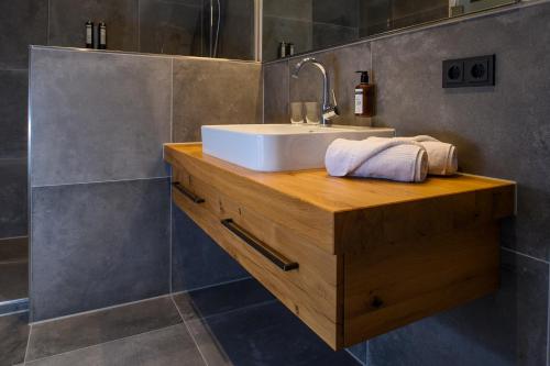 a bathroom with a sink and a shower at Landhotel Jagdschlösschen in Ascheberg