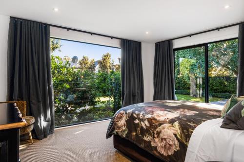Un pat sau paturi într-o cameră la Black Luxury Lodge