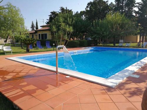 una piscina con una fuente de agua en Belvilla by OYO Villa Somnium, en Albanella