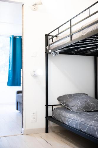 Ce lit superposé se trouve dans un dortoir doté d'un miroir. dans l'établissement Le Cosy Babylone, à La Grande Motte