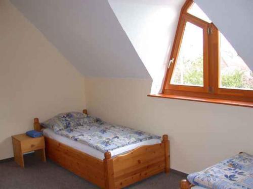 - une chambre avec 2 lits et une fenêtre dans l'établissement Holiday home in Fonyod/Balaton 18705, à Fonyód