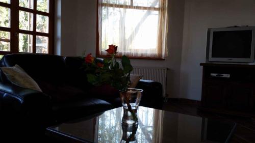 un vase avec une fleur sur une table dans le salon dans l'établissement Holiday home in Fonyod/Balaton 18705, à Fonyód
