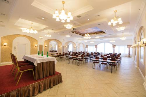 Sofievsky Posad Hotelにあるレストランまたは飲食店
