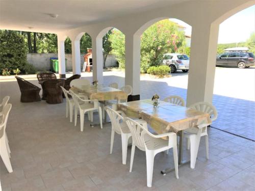 Restoran ili drugo mesto za obedovanje u objektu Apartment in Lopar with sea view, balcony, air conditioning, Wi-Fi (4607-4)