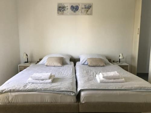 Krevet ili kreveti u jedinici u okviru objekta Apartment in Lopar with sea view, balcony, air conditioning, Wi-Fi (4607-4)