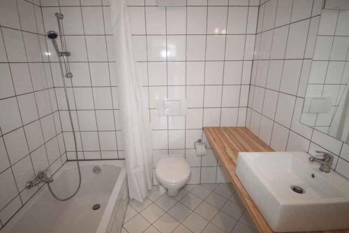 a bathroom with a toilet and a tub and a sink at Apartment Rambin 2 in Gurvitz