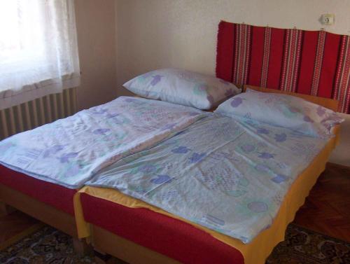 シオーフォクにあるApartment in Siofok/Balaton 20006のベッドルームに毛布付きのベッド1台