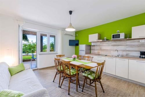 Kuchyňa alebo kuchynka v ubytovaní Apartment in Crikvenica 5267