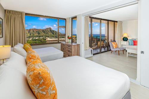 sypialnia z dużym białym łóżkiem i dużym oknem w obiekcie Diamond Head & Ocean View Gem Near Waikiki Beach, Parking's On Us w mieście Honolulu