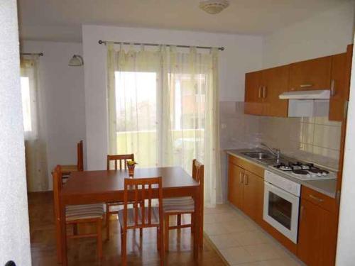 Kuchyň nebo kuchyňský kout v ubytování Apartment Okrug Gornji 32