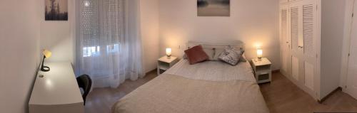 1 dormitorio con 1 cama y 2 luces en 2 mesas en Céntrico, Gran Vía Sol Plaza Mayor, en Madrid