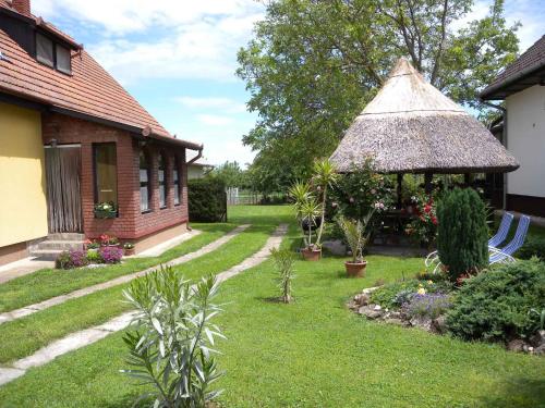 Κήπος έξω από το Apartment Balatonbereny 4