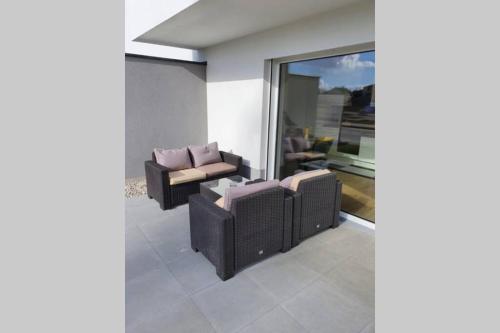 a living room with two chairs and a couch at LEON Apartment NEU! Gemütlichkeit an erster Stelle in Linz