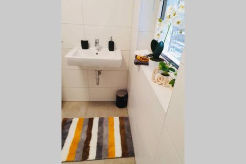 małą łazienkę z umywalką i umywalką w obiekcie LEON Apartment NEU! Gemütlichkeit an erster Stelle w Linzu