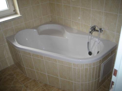 e bagno con vasca e doccia. di Holiday home in Krivoklat 1156 a Křivoklát