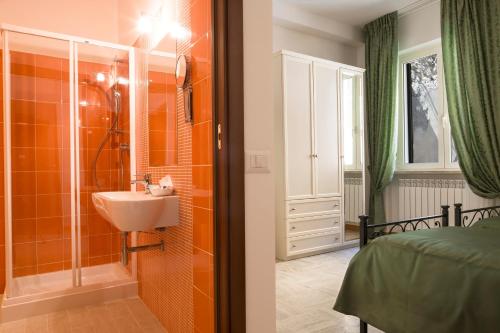La salle de bains est pourvue d'un lavabo et d'une douche. dans l'établissement B&B I Tetti di Siena, à Sienne