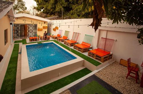 Bazén v ubytování Hostal El Bando nebo v jeho okolí