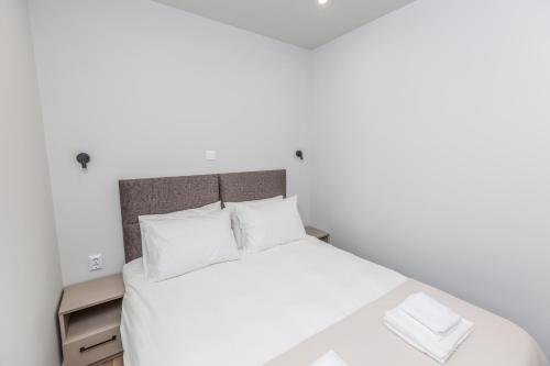 Кровать или кровати в номере Raise Athens Metro Apartments