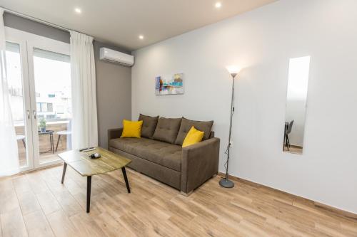 Гостиная зона в Raise Athens Metro Apartments