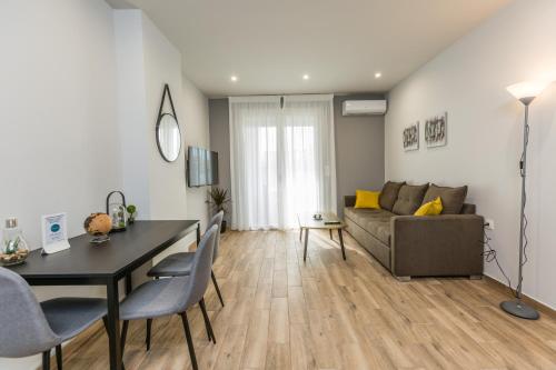 Гостиная зона в Raise Athens Metro Apartments