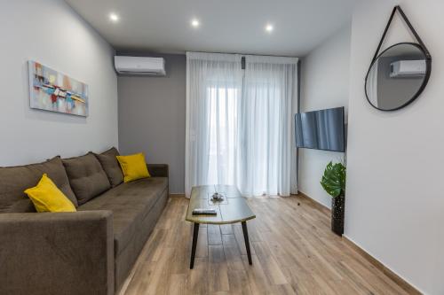 Гостиная зона в Raise Athens Metro Apartments