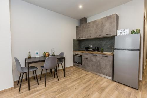 Кухня или мини-кухня в Raise Athens Metro Apartments
