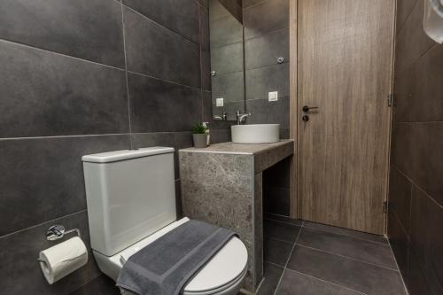 Ванная комната в Raise Athens Metro Apartments