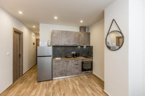 Кухня или мини-кухня в Raise Athens Metro Apartments
