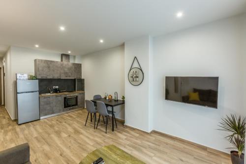 Кухня или мини-кухня в Raise Athens Metro Apartments
