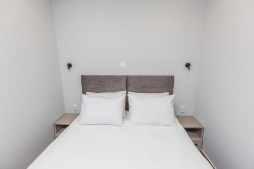 Кровать или кровати в номере Raise Athens Metro Apartments