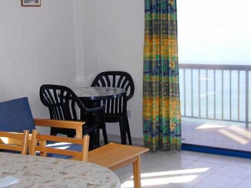 d'un balcon et d'une salle à manger avec une table et des chaises. dans l'établissement Sun Camero Apartments, à Pomos