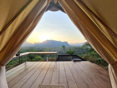 uma vista do interior de uma tenda com um deque de madeira em Por Sampao Camp&Resort em Ban Pha Saeng Lang