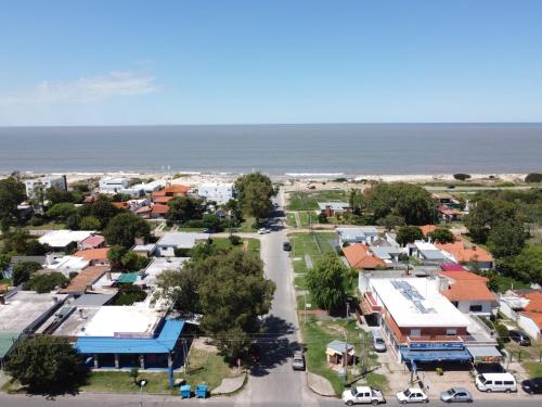 una vista aérea de una pequeña ciudad junto al océano en Departamentos LT1, en Las Toscas