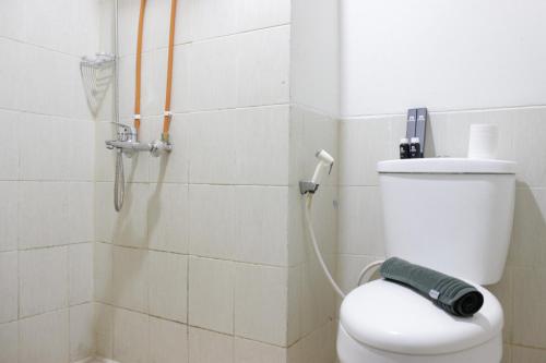 Koupelna v ubytování Comfy Studio Apartment at Harvard Jatinangor near UNPAD By Travelio