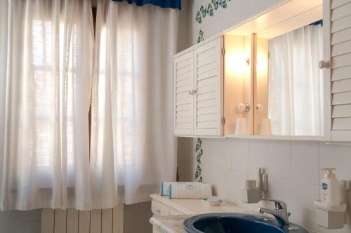 奧爾比亞的住宿－奇亞拉住宿加早餐酒店，一间带水槽和白色橱柜的浴室